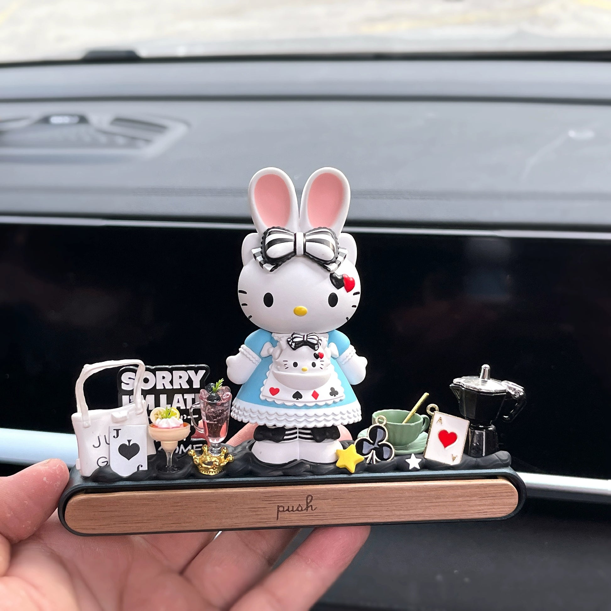 Retro kitty dashboard ornament with gift box and hidden parking number plate – 1980, 1984, 2010 styles