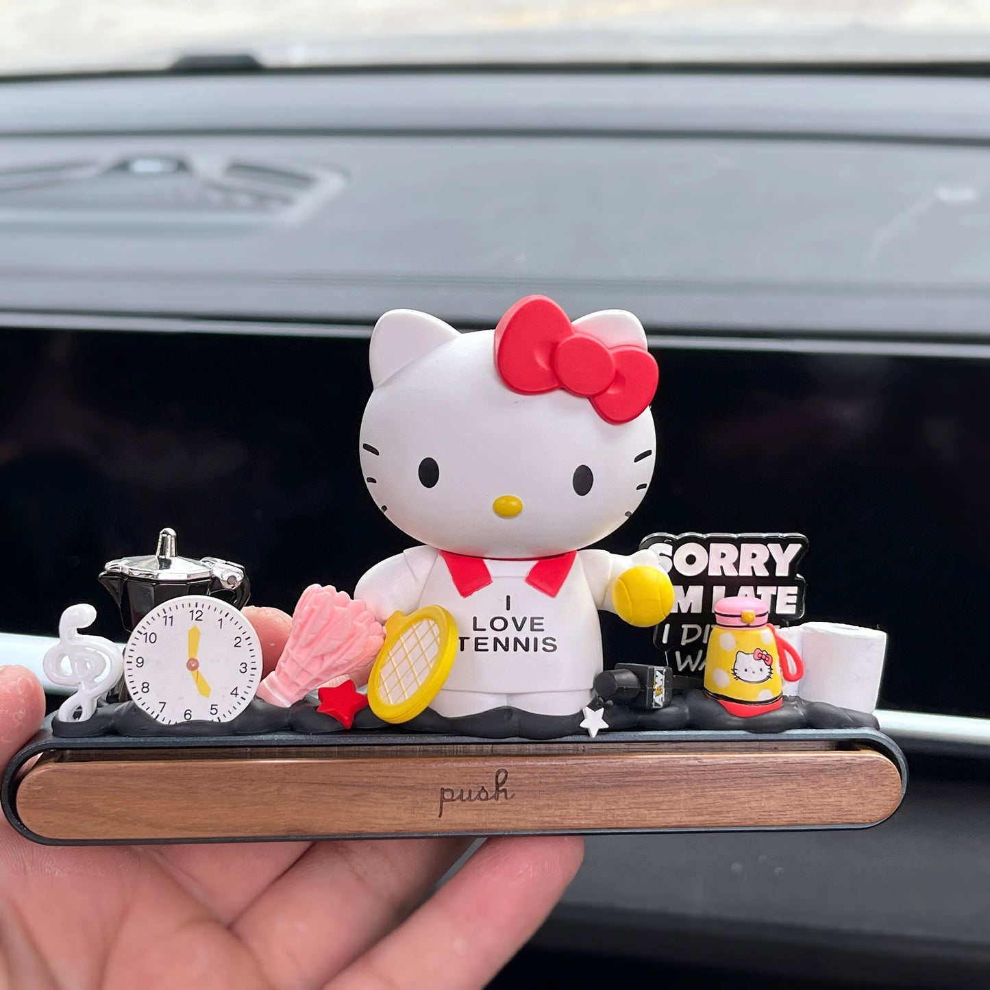 Retro kitty dashboard ornament with gift box and hidden parking number plate – 1980, 1984, 2010 styles